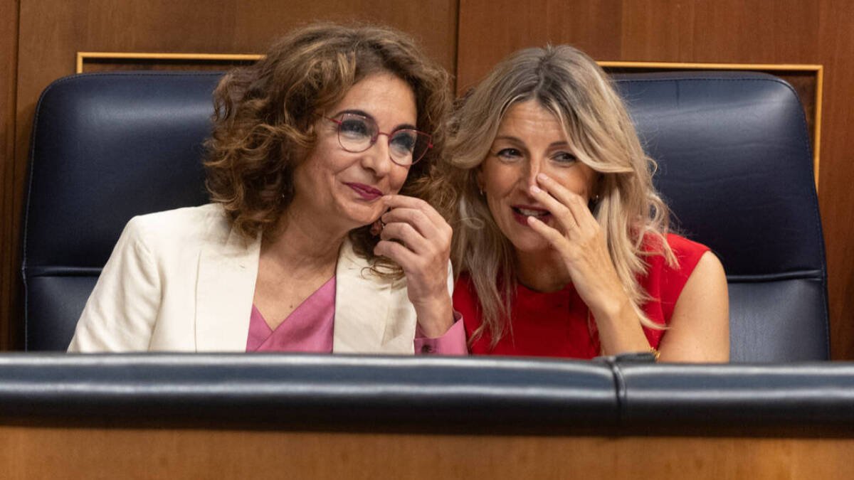 María Jesús Montero se ríe con Yolanda Díaz