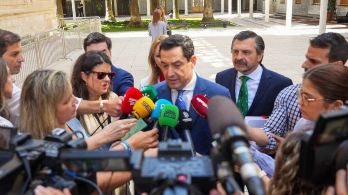 El presidente de la Junta de Andalucía, Juanma Moreno, en el Parlamento.