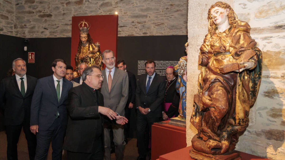 El Rey Felipe VI y Alfonso Fernández Mañueco asisten a la inauguración de la exposición de las Edades del Hombre en Villafranca del Bierzo. (FOTO: Junta de CyL)
