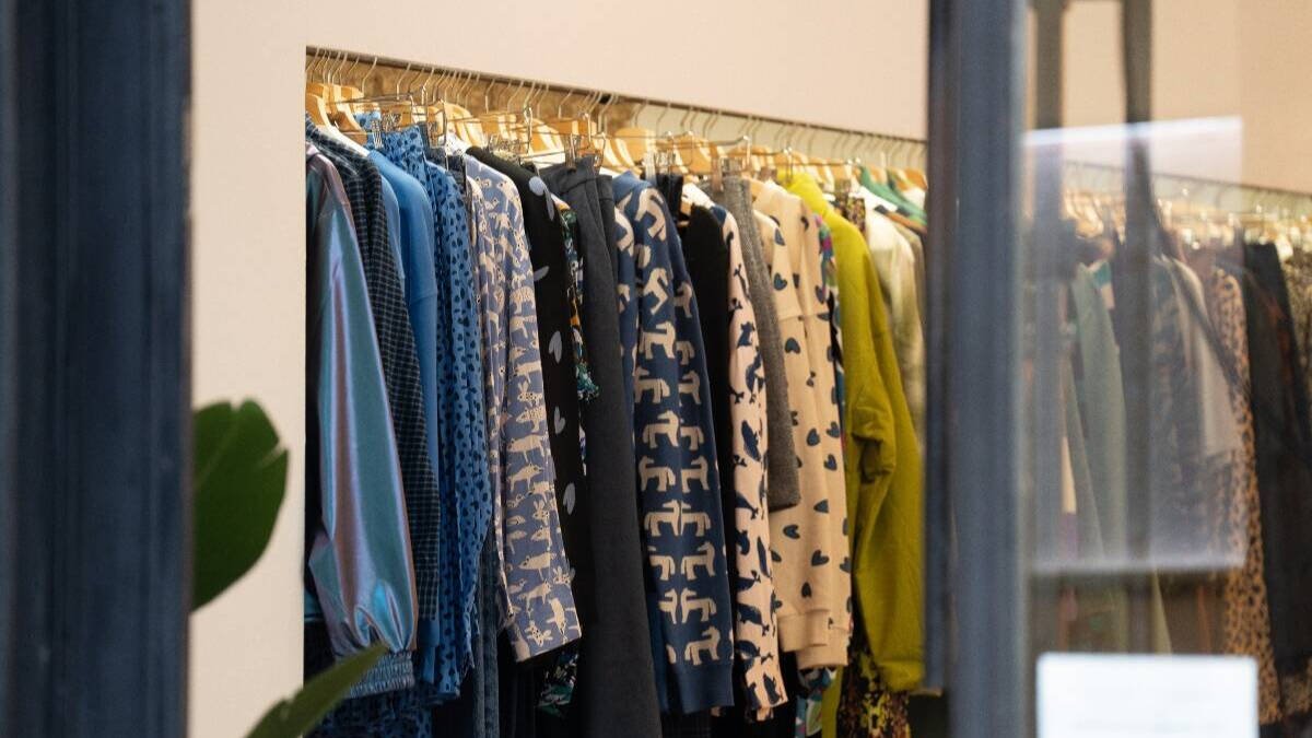 Entrada a una tienda de ropa. Imagen de archivo