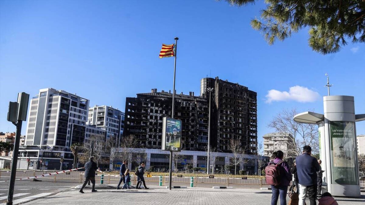 El edificio incendiado del barrio de Campanar.