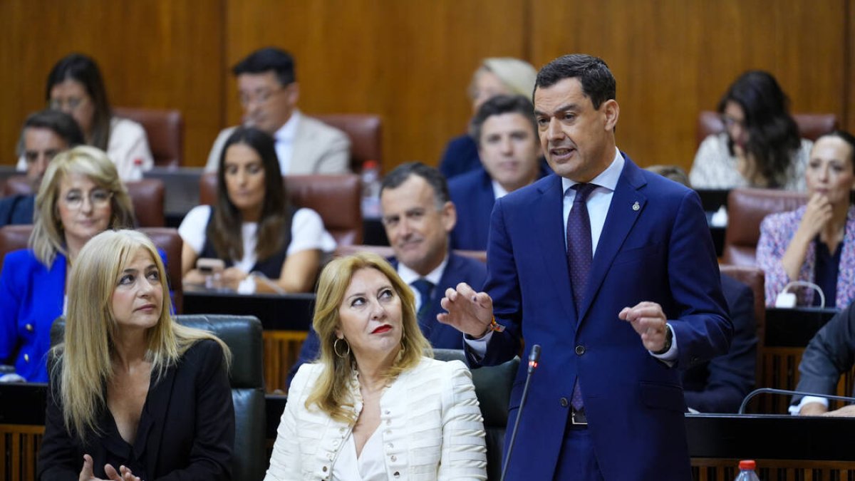 El presidente de la Junta, Juanma Moreno, en la sesión de control en el Parlamento.