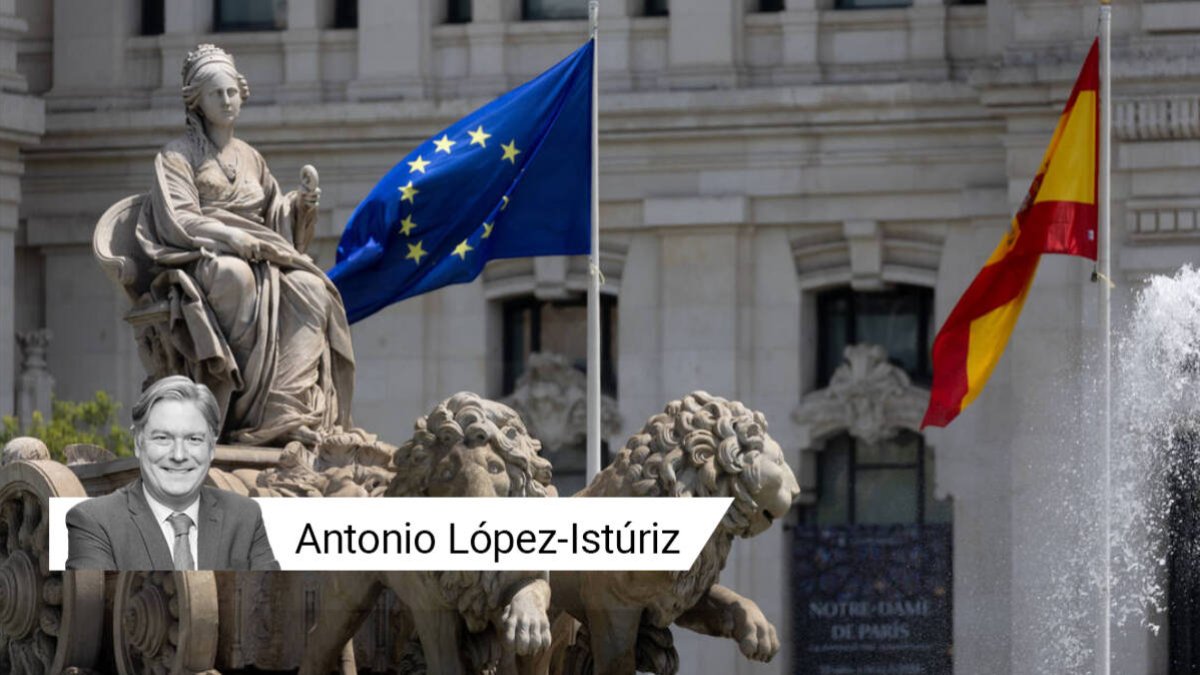 La estatua de Cibeles con las banderas de la Unión Europea y España ondeando.