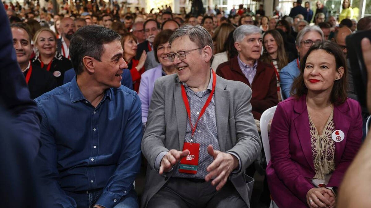 El secretario general del PSOE y presidente del Gobierno, Pedro Sánchez (1i), y el secretario general del PSPV-PSOE, Ximo Puig (c), conversan durante la clausura del Congreso extraordinario del PSPV,