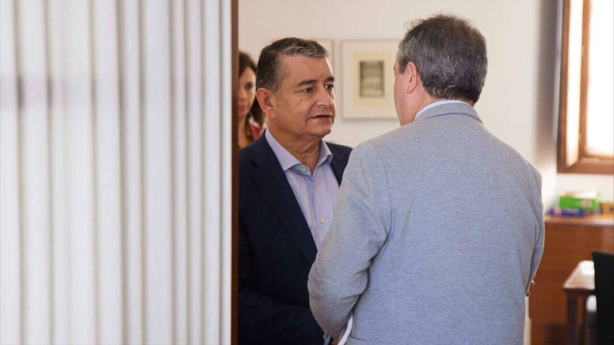 El consejero de Presidencia de la Junta de Andalucía, Antonio Sanz, con el secretario general del PSOE-A, Juan Espadas.