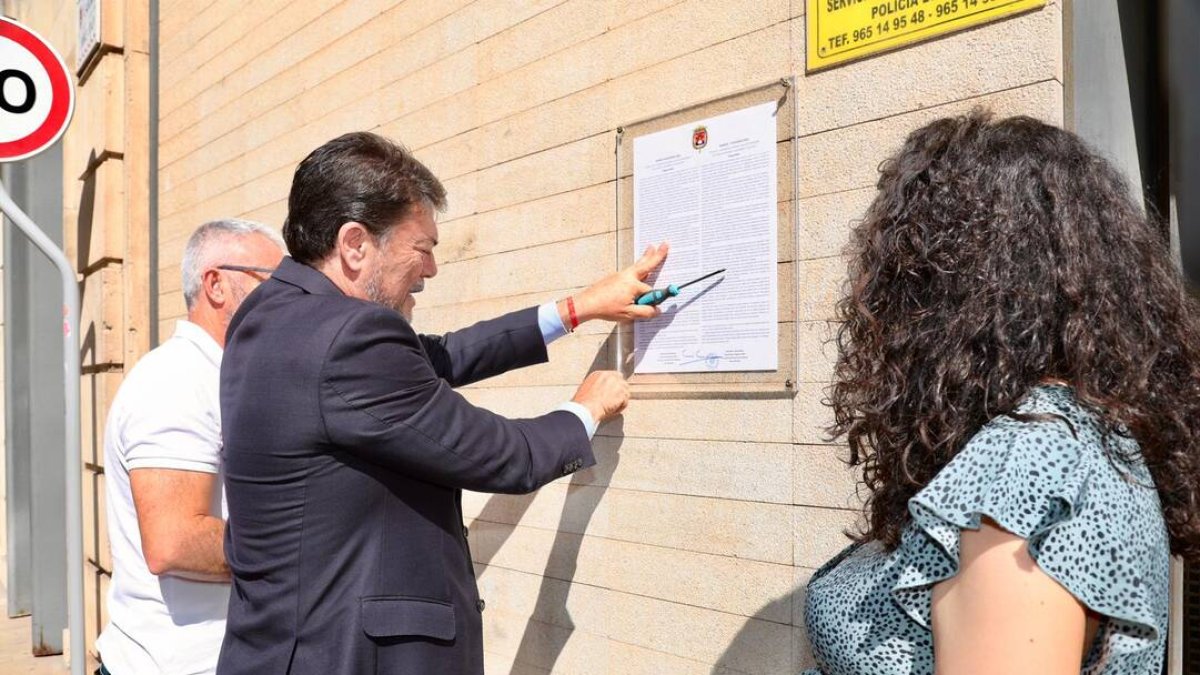 El alcalde Luis Barcala coloca el bando.