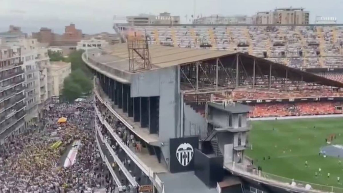 Mestalla vacío y protestas en la avenida Suecia/IMAGEN À PUNT ESPORTS