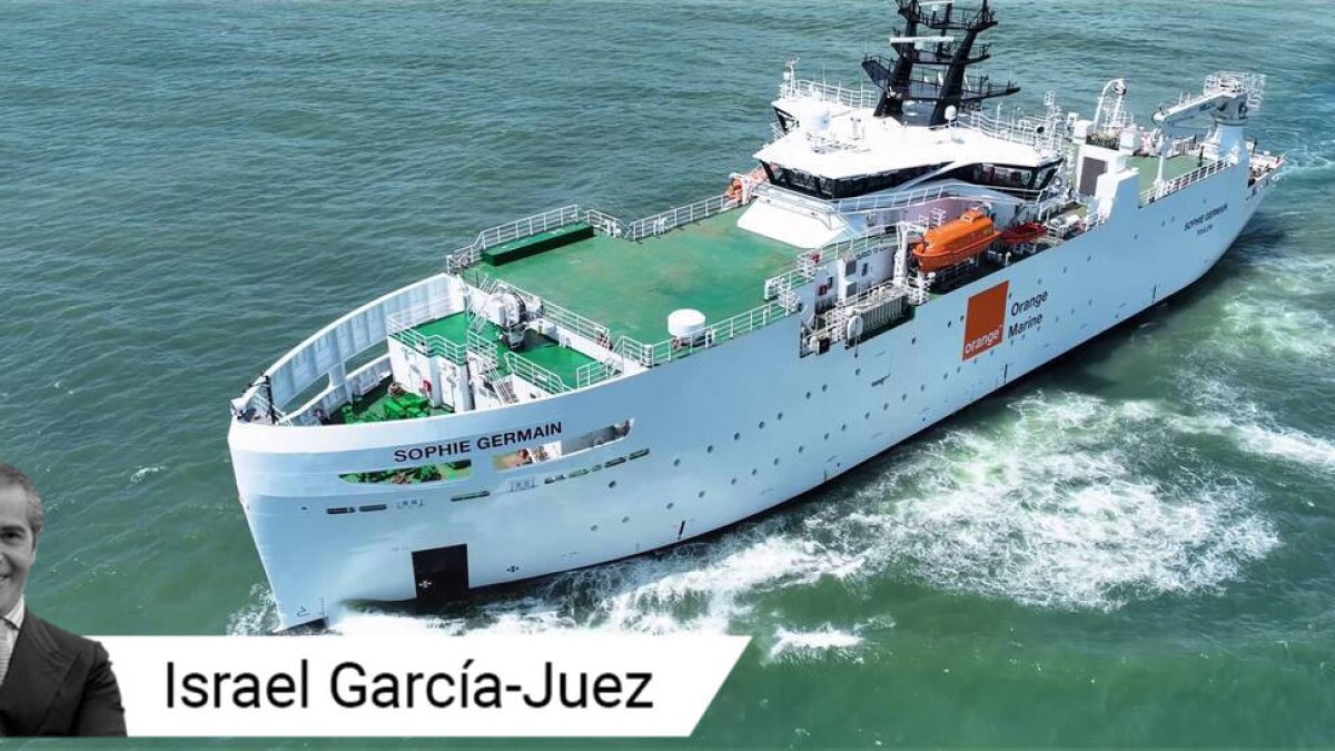 Buque francés para el tendido eléctrico submarino.