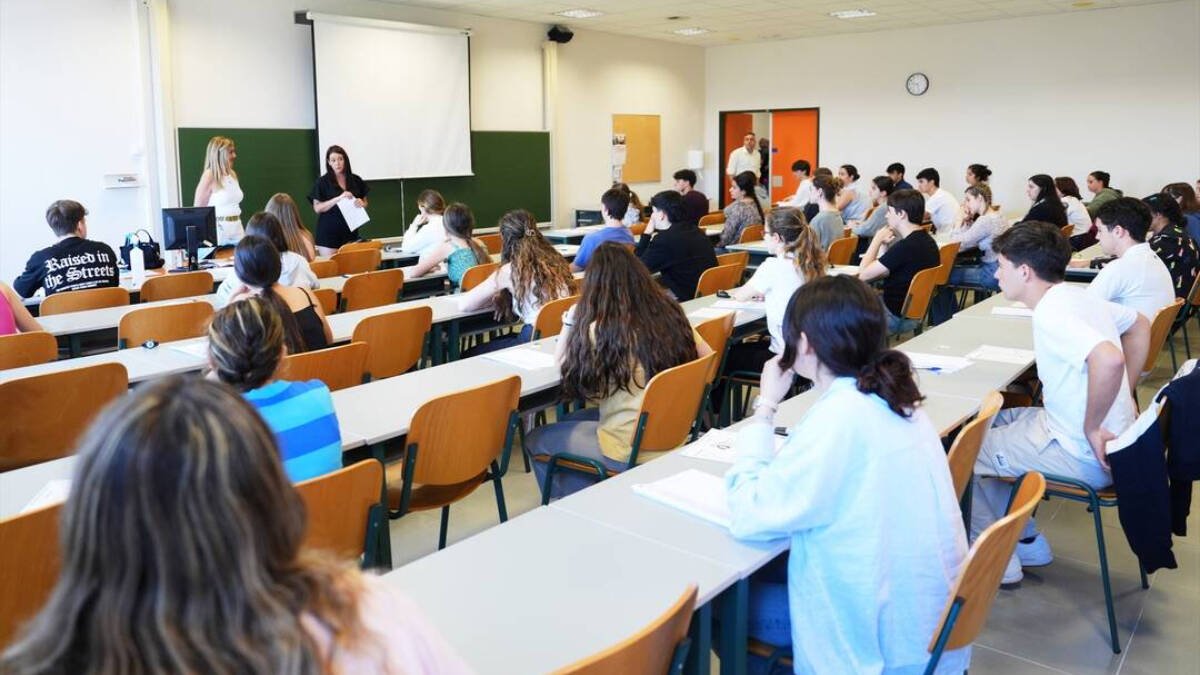 Alumnos en un examen.