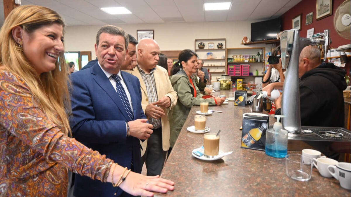 El Consejero de la Presidencia, González Gago, en la presentación de las ayudas para mantener bares en los pueblos de menos de 200 habitantes.