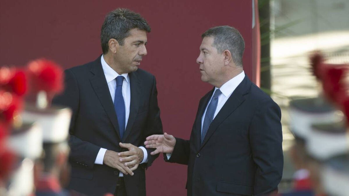 El presidente de la Comunidad Valenciana, Carlos Mazón (i) y el presidente de la Junta de Comunidades de Castilla-La Mancha, Emiliano García-Page / Alberto Ortega.