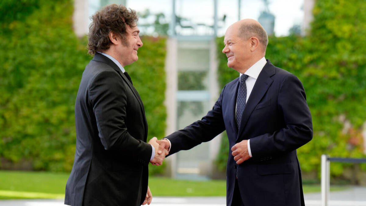 Javier Milei junto a Olaf Scholz, hoy en Berlín