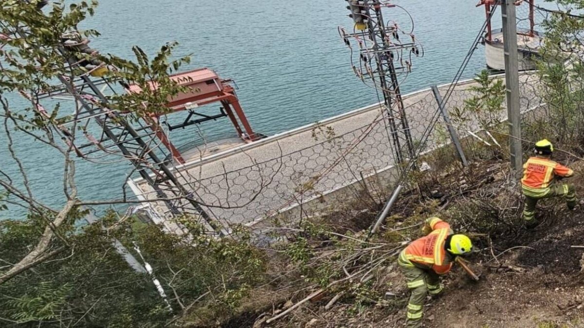Bomberos en las instalaciones de La Muela