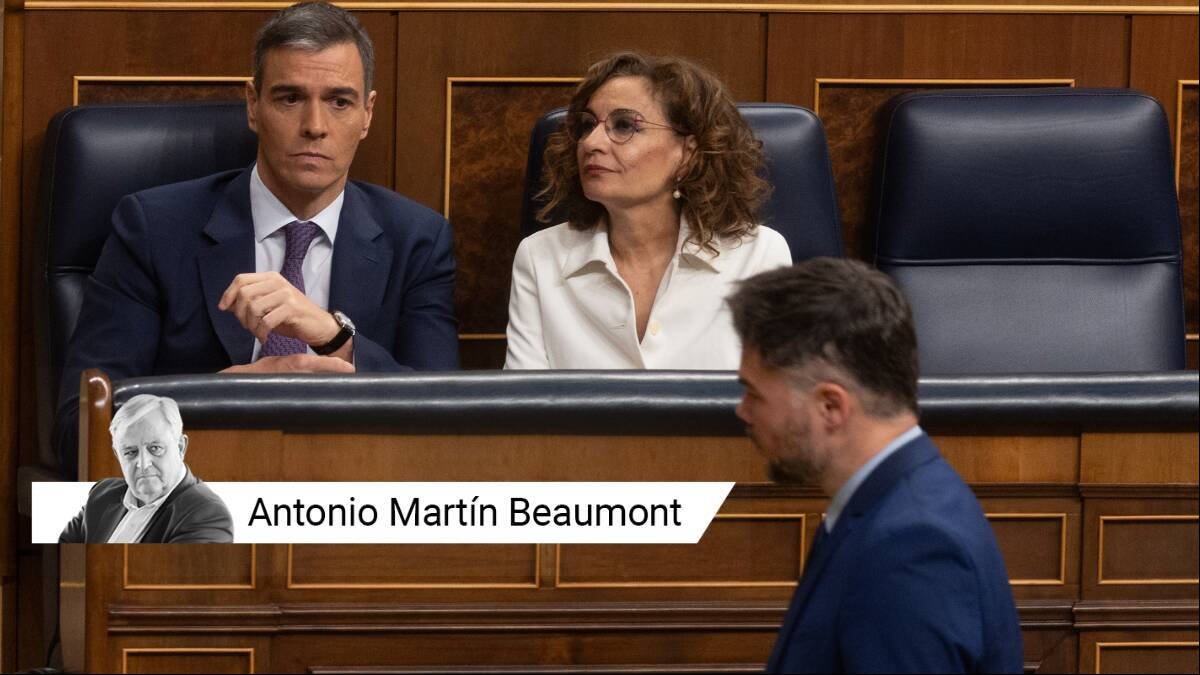 El portavoz de ERC, Gabriel Rufián, pasa por delante de Pedro Sánchez en el Congreso de los Diputados.