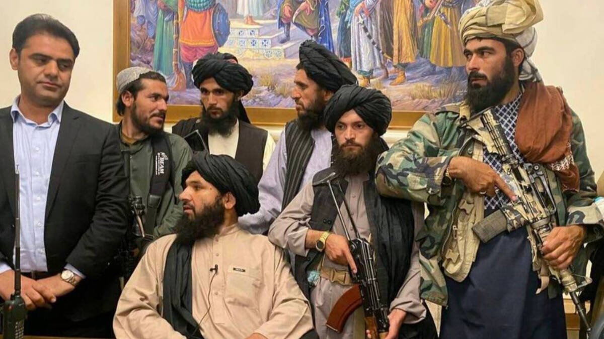 Los talibanes en el palacio presidencial de Afganistán