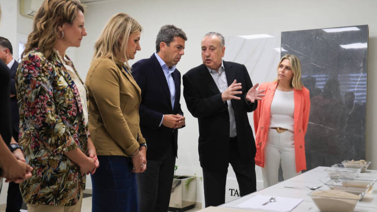 El jefe del Consell, Carlos Mazón, visita la azulejera TAU en Castellón.