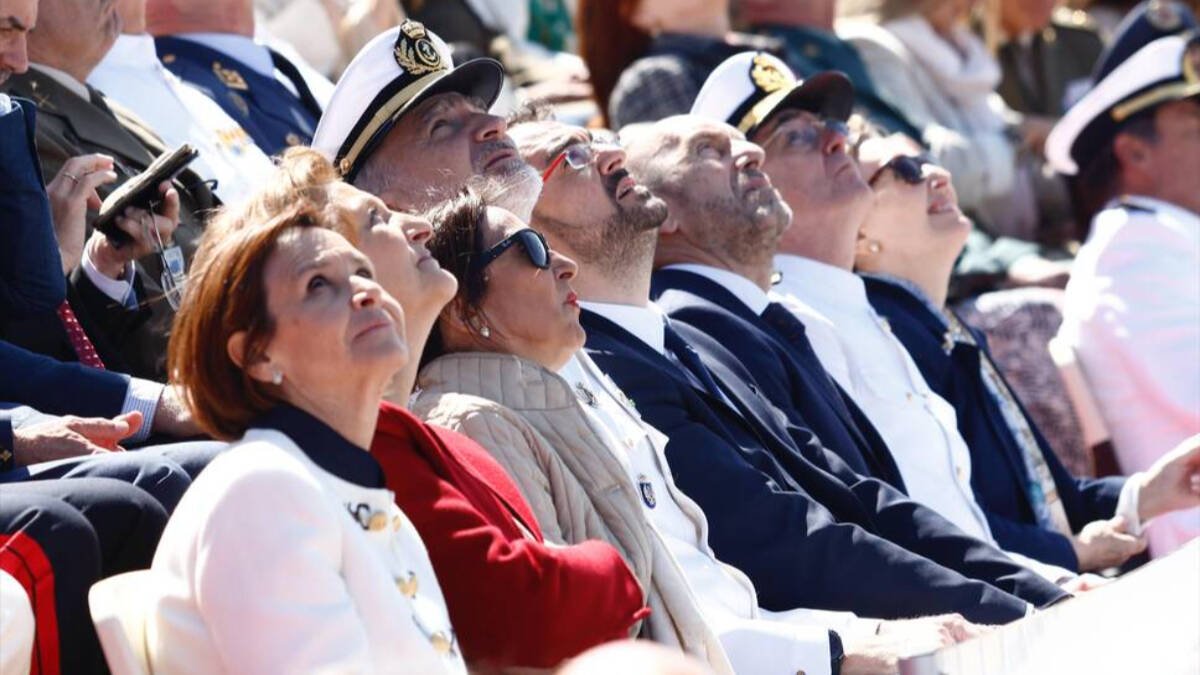 La ministra de Defensa, Margarita Robles, junto al Rey Felipe VI durante los actos previstos con motivo del Día de las Fuerzas Armadas.