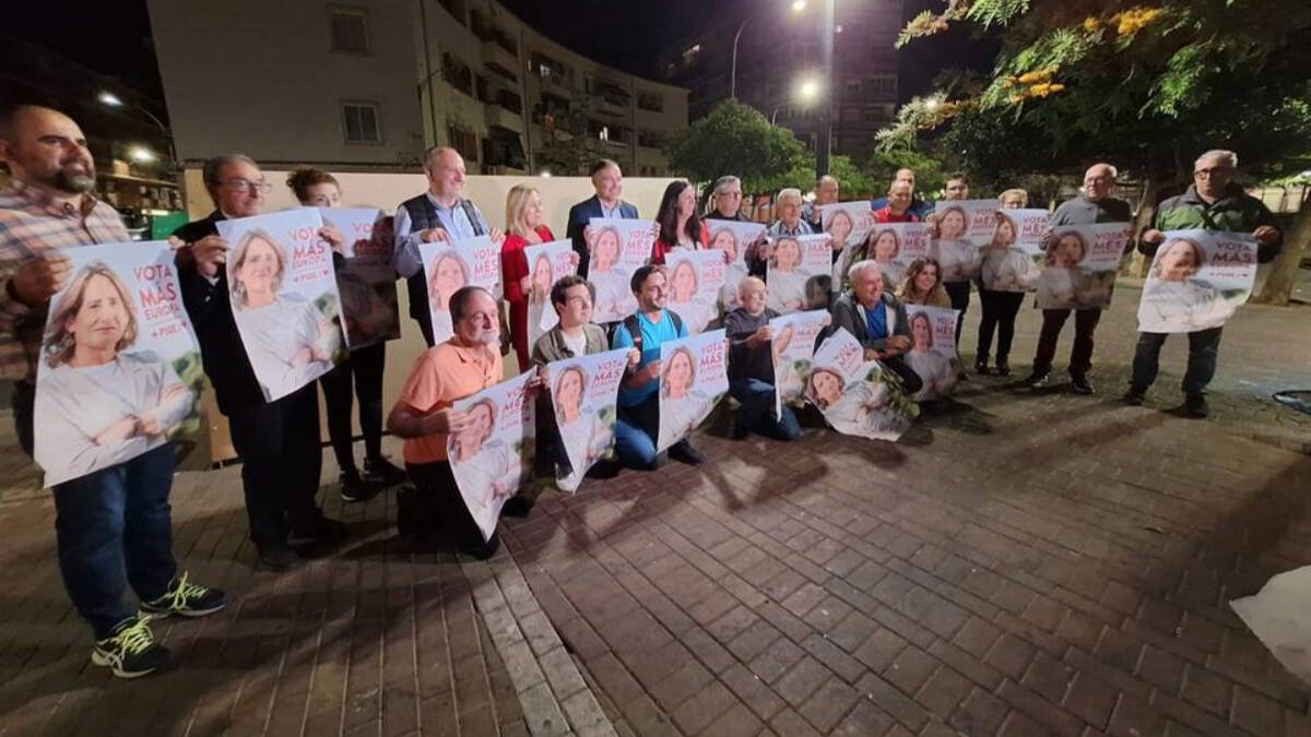 Militantes y cargos socialistas durante la pegada de carteles de las elecciones del 9-J