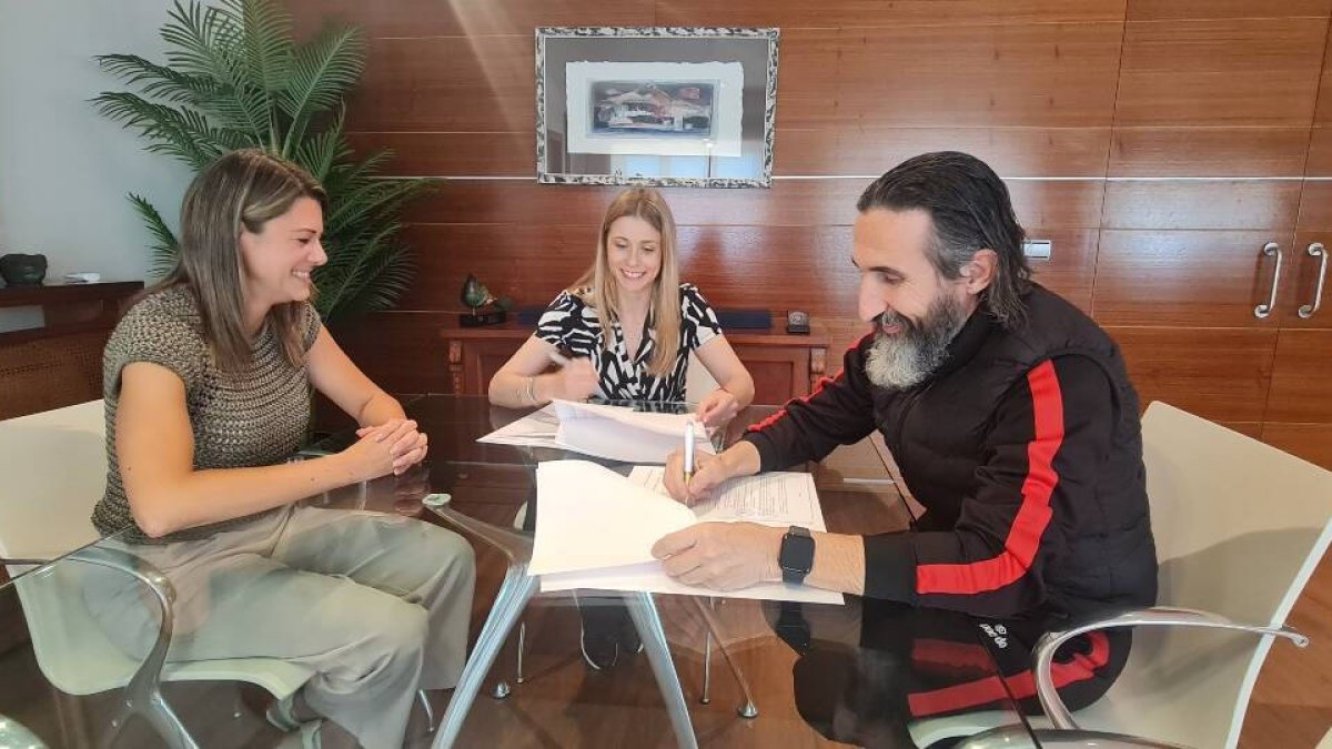 1ª  Teniente alcalde de Finestrat, Nati Algado, la concejala de Deportes, Beatriz Quintillán y el presidente del Club Taekwondo y Hapkido Finestrat, Juan José González