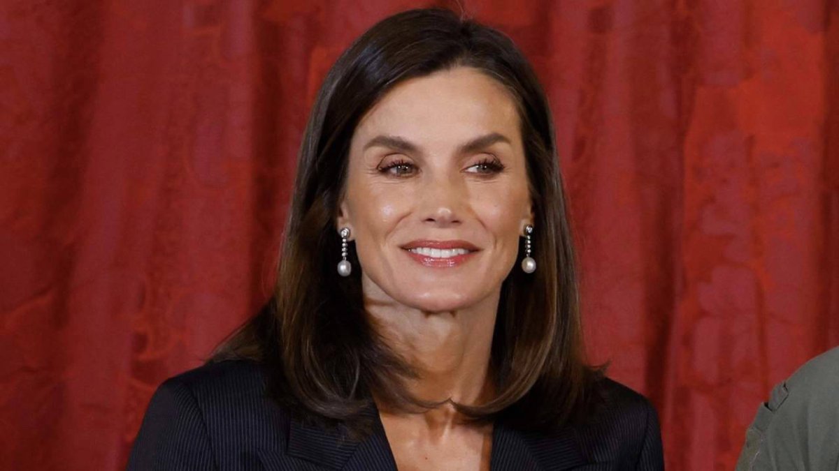 La Reina Letizia sigue apostando por el calzado natural y cómodo.