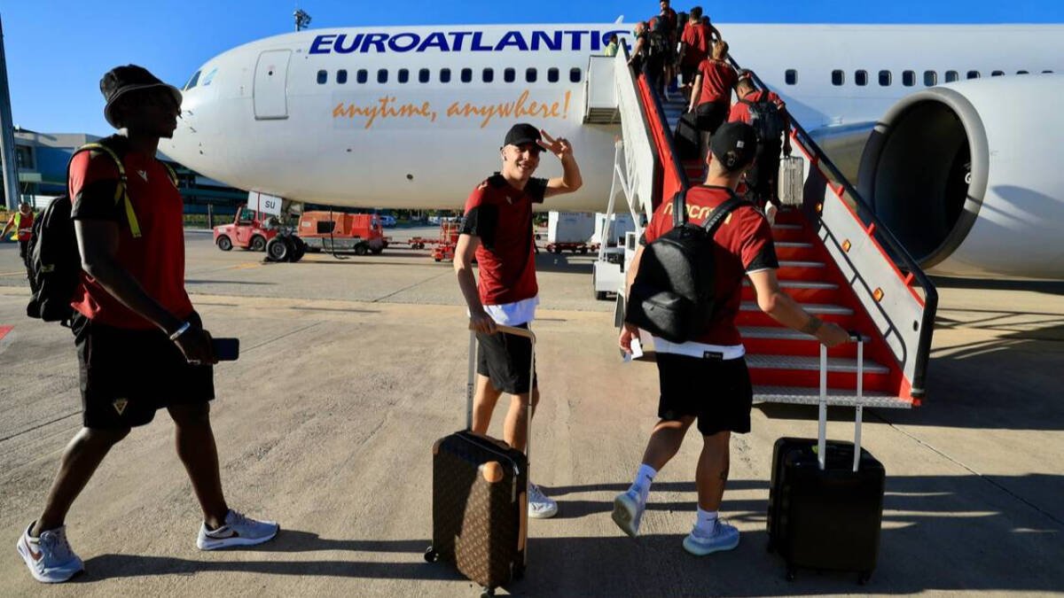 Los jugadores del Cádiz, en Jerez, subiendo a bordo del avión que les debía llevar a El Salvador
