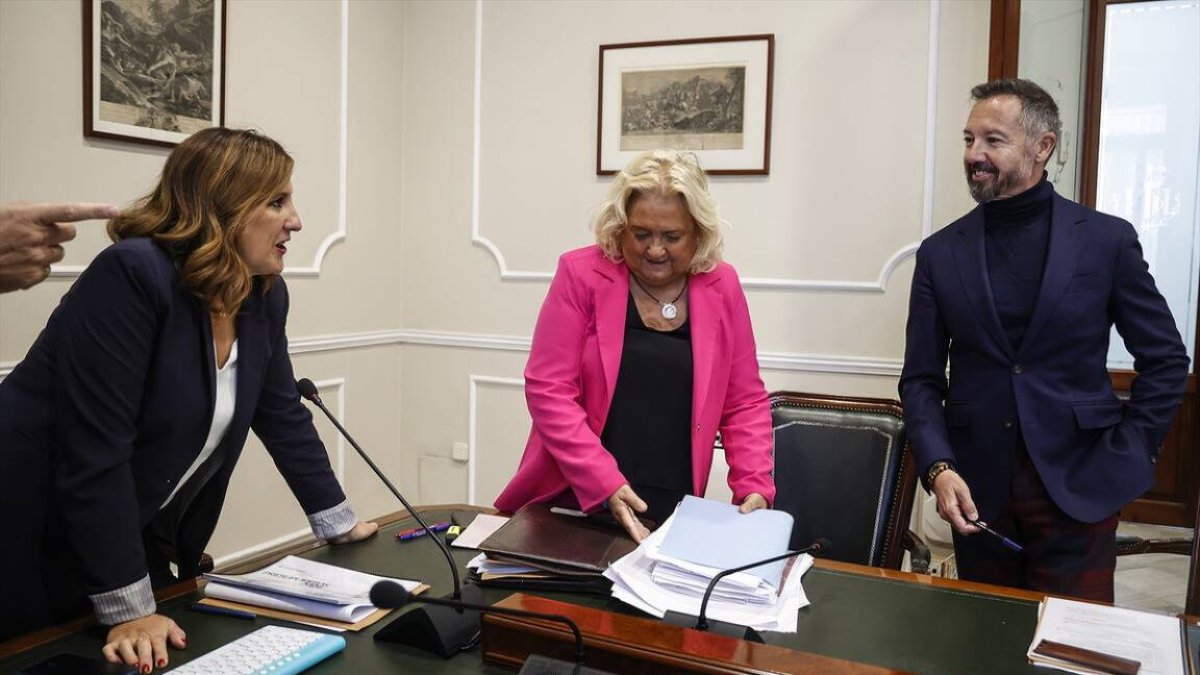 La alcaldesa de València, María José Catalá; la primera teniente de Alcaldía y concejala de Hacienda y Presupuestos, María José Ferrer San Segundo, y el segundo teniente de Alcaldía, Juanma Badenas,