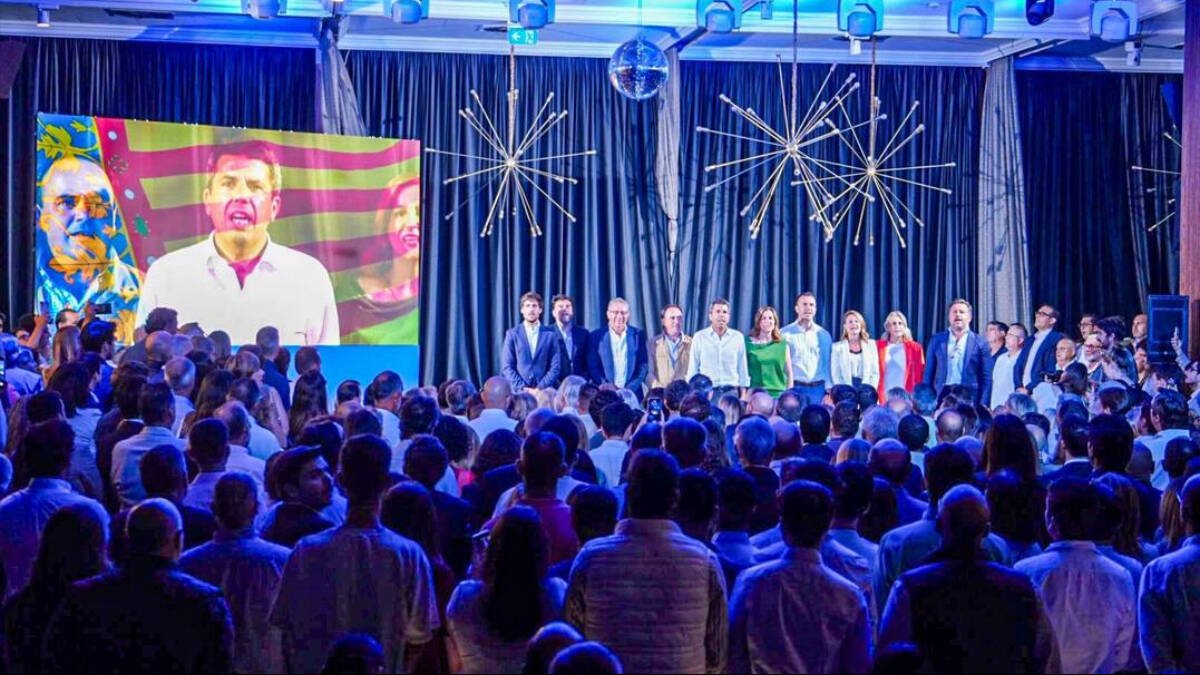 Mazón y alcaldes en el acto de aniversario de la victoria del 28M