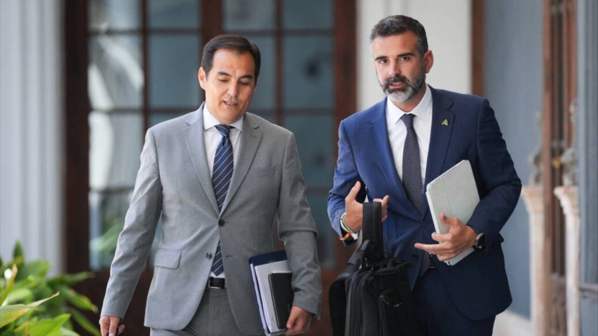 El consejero de Justicia de la Junta, José Antonio Nieto, junto al portavoz del gobierno andaluz, Ramón Fernández-Pacheco.