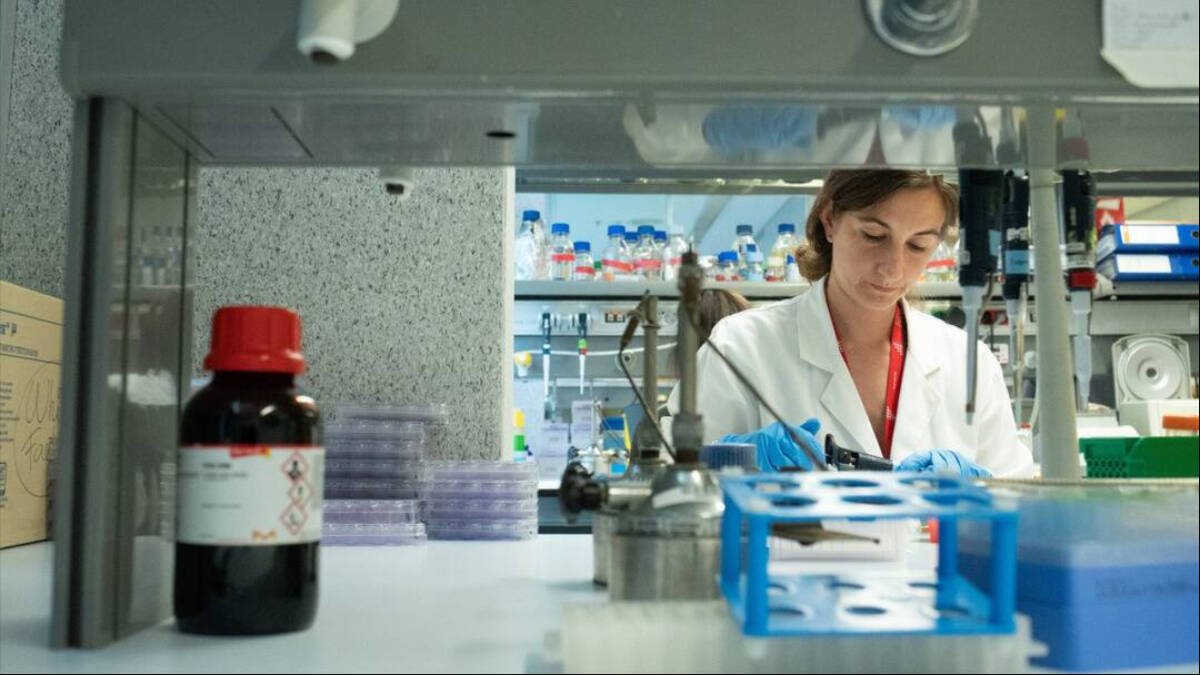 Una mujer trabaja como biomédica.