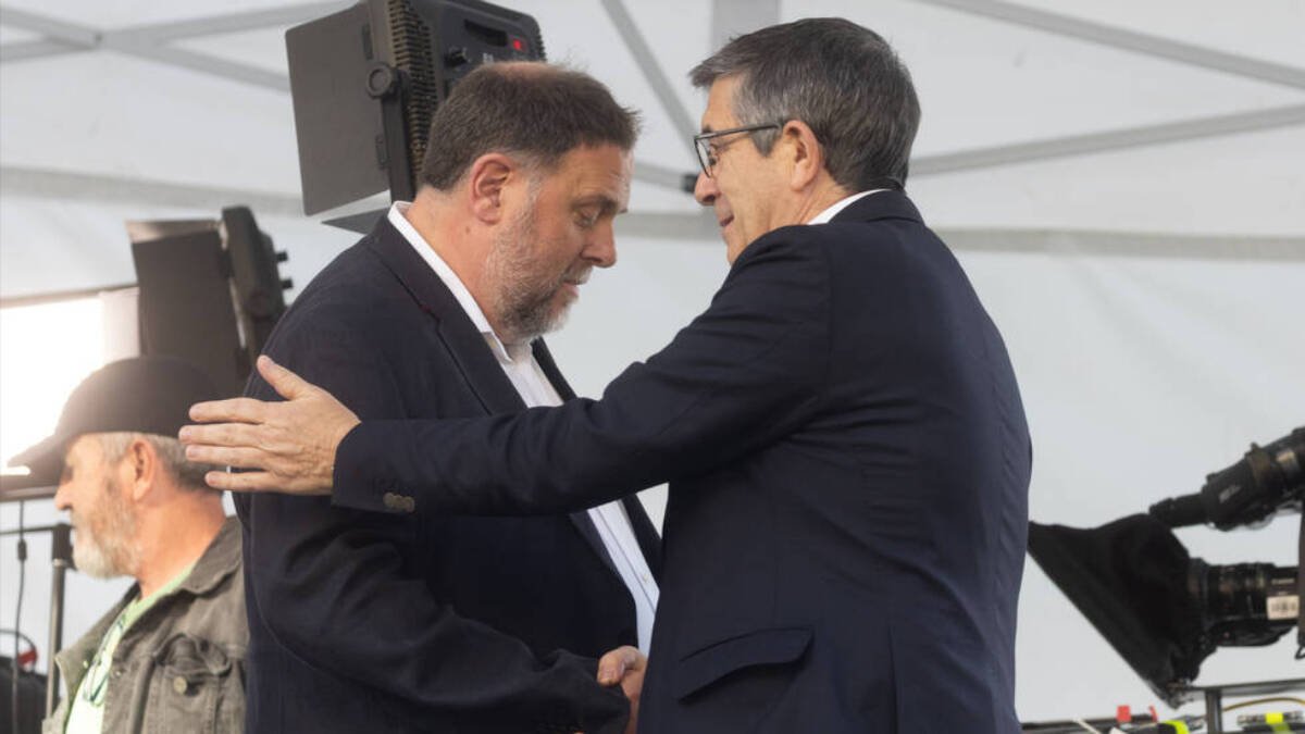Junqueras y Patxi López, saludándose este jueves en el Congreso.