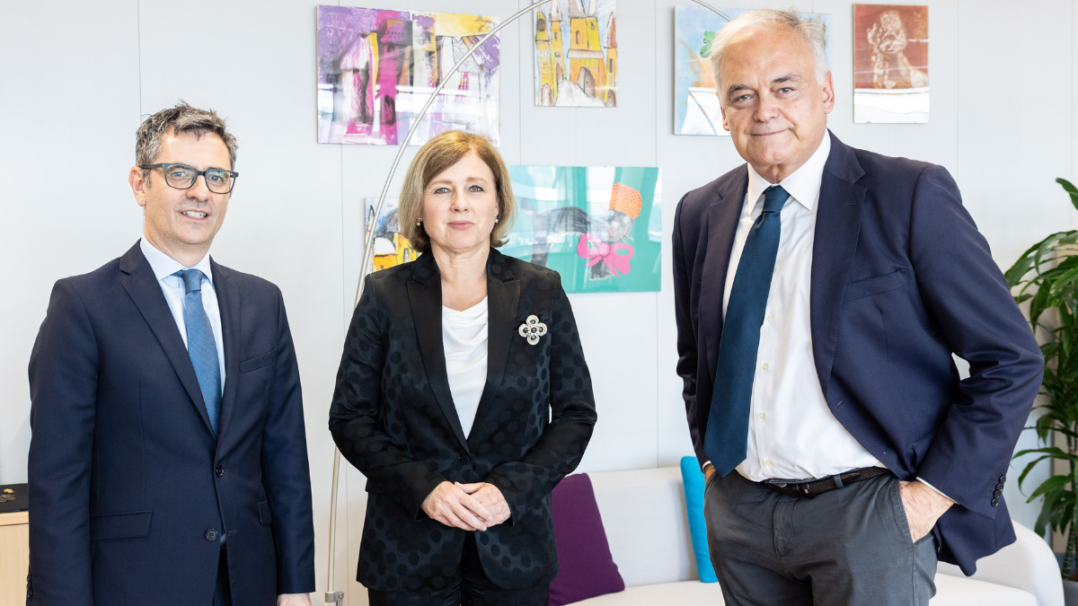 Félix Bolaños, Esteban González Pons y la vicepresidenta de la Comisión Europea, Vera Jourová, momentos antes de su reunión.
