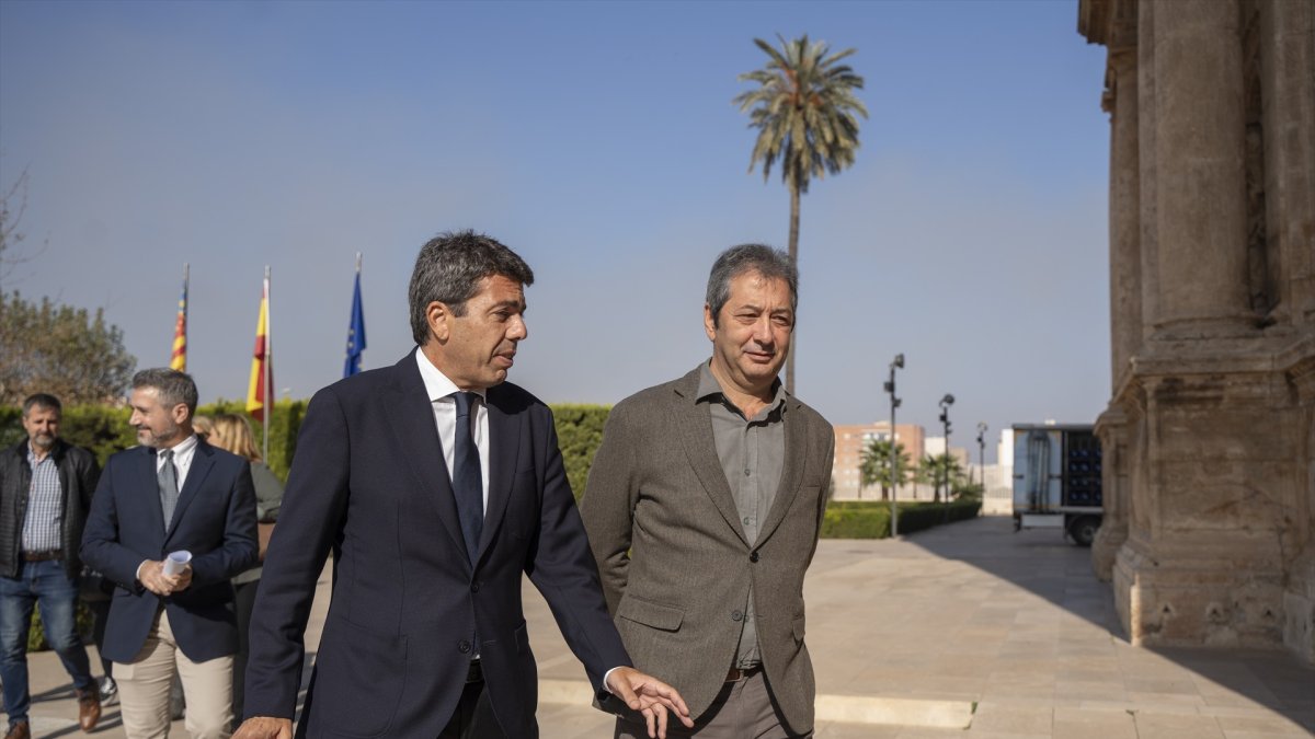 El 'president' de la Generalitat, Carlos Mazón (i) y el vicepresidente primero y conseller de Cultura y Deporte de Valencia, Vicente Barrera (d)