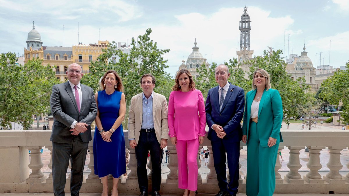 Los alcaldes de Valladolid, Madrid, Valencia, Cartagena y Zaragoza en el Balcón del Ayuntamiento