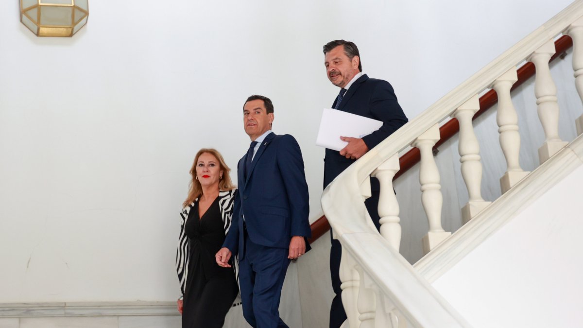 El presidente de la Junta, Juanma Moreno, con la consejera de Economía, Carolina España y el portavoz del Grupo Parlamentario Popular, Toni Martín.