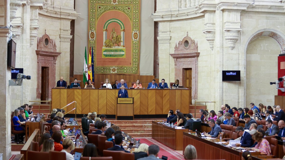 El presidente de la Junta, Juanma Moreno, y la oposición en el pleno del Parlamento.