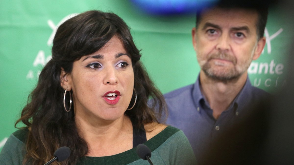 La exlíder de Adelante Andalucía, Teresa Rodríguez, y el coordinador general de IU, Antonio Maillo, en una imagen de archivo.