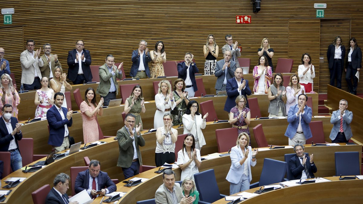 La bancada de PP y Vox en Las Cortes Valencianas aplaude por la aprobación de la Ley de Libertad Educativa