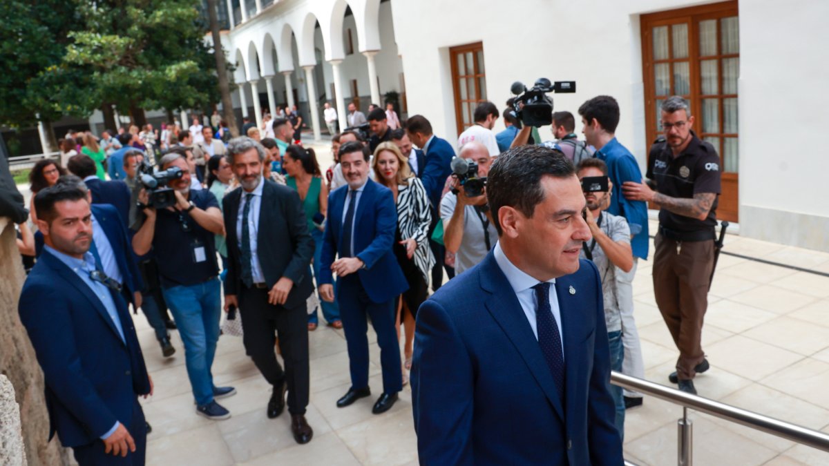 El presidente de la Junta, Juanma Moreno, a su llegada al pleno del Parlamento.