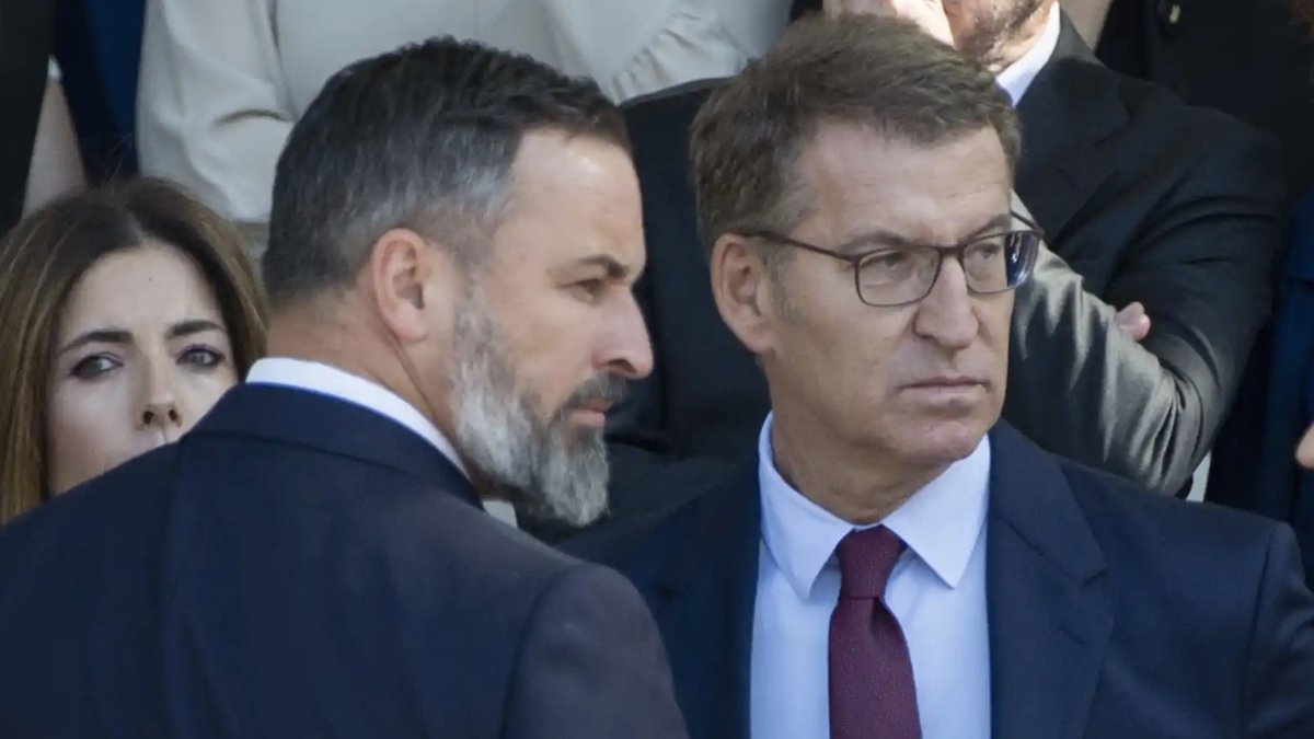 Núñez Feijóo y Santiago Abascal en conversacióm
