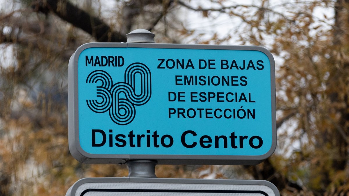 Una señalización de la ZBE de especial protección en Madrid