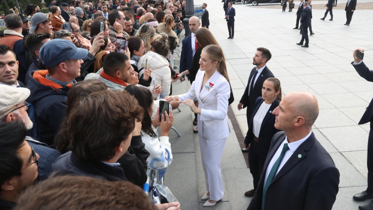 Leonor, en un acto público con los escoltas tras ella.