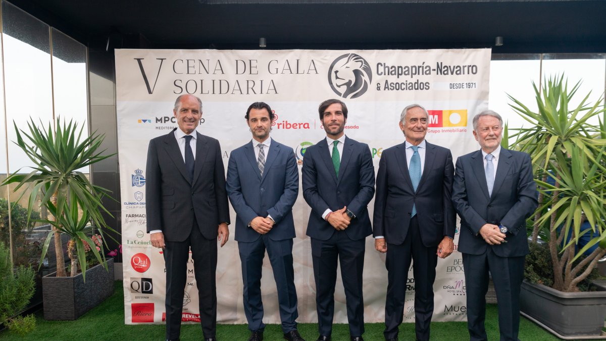 Juan Chapapría, en el centro, con el alcalde de Torrevieja, José Manuel Dolón, el ex presidente de la Generalitat, Francisco Camps, además del abogado José Rafael García Fuster.