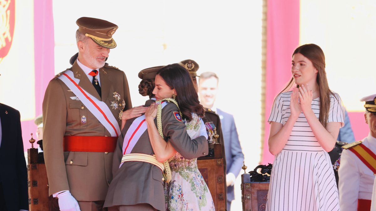 Toda la familia arropa a Leonor en su adiós a Zaragoza.