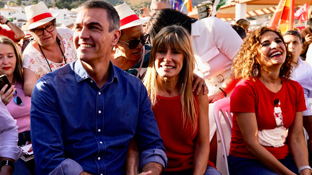 Pedro Sánchez y Begoña Gómez durante un mitin del PSOE en Benalmádena.