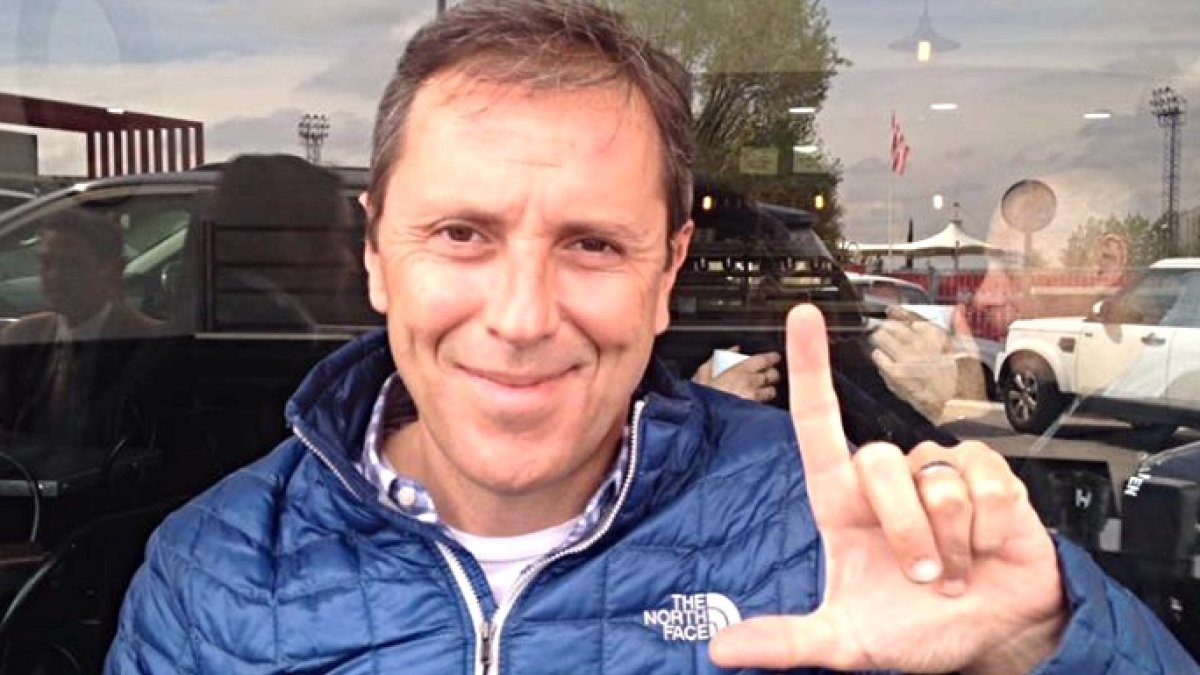 El periodista Paco González, apoya a sus compañeros de Radio Marca.