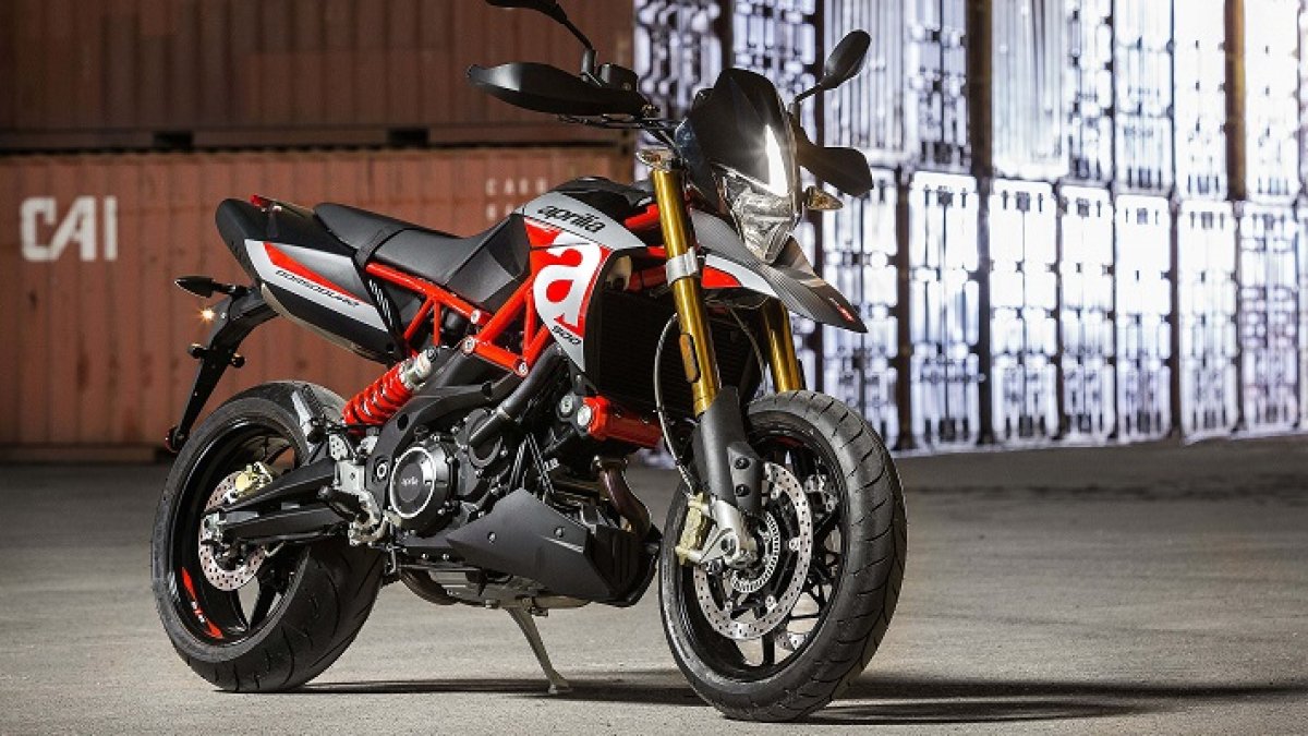 Moto Guzzi y Aprilia en el salón de la moto de Milán