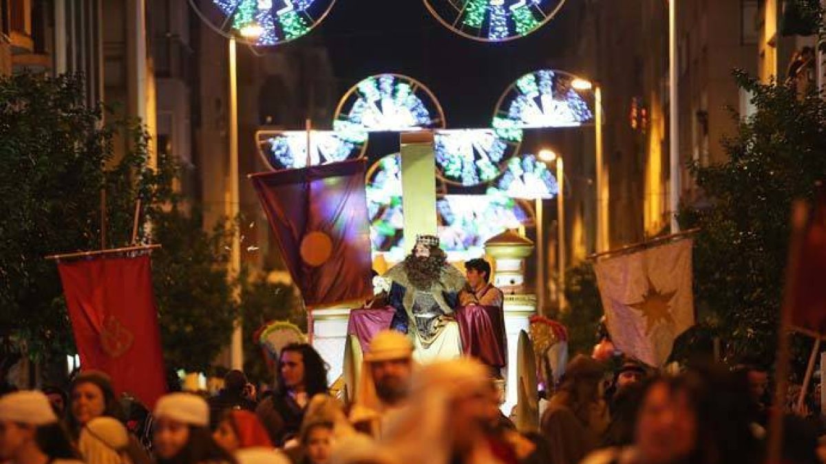 Multitudinaria Cabalgata de Reyes en Elche.