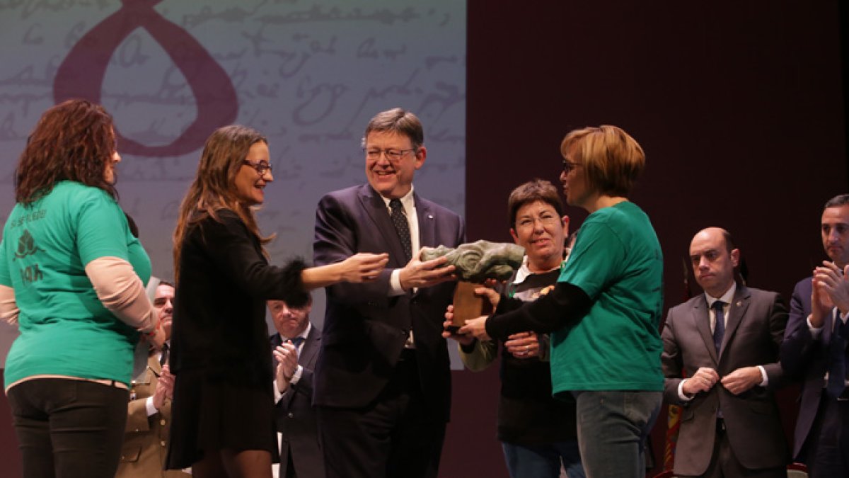 Ximo Puig junto a Mónica Oltra en el acto de la Constitución. Al fondo el alcalde Gabriel Echávarri y César Sánchez.