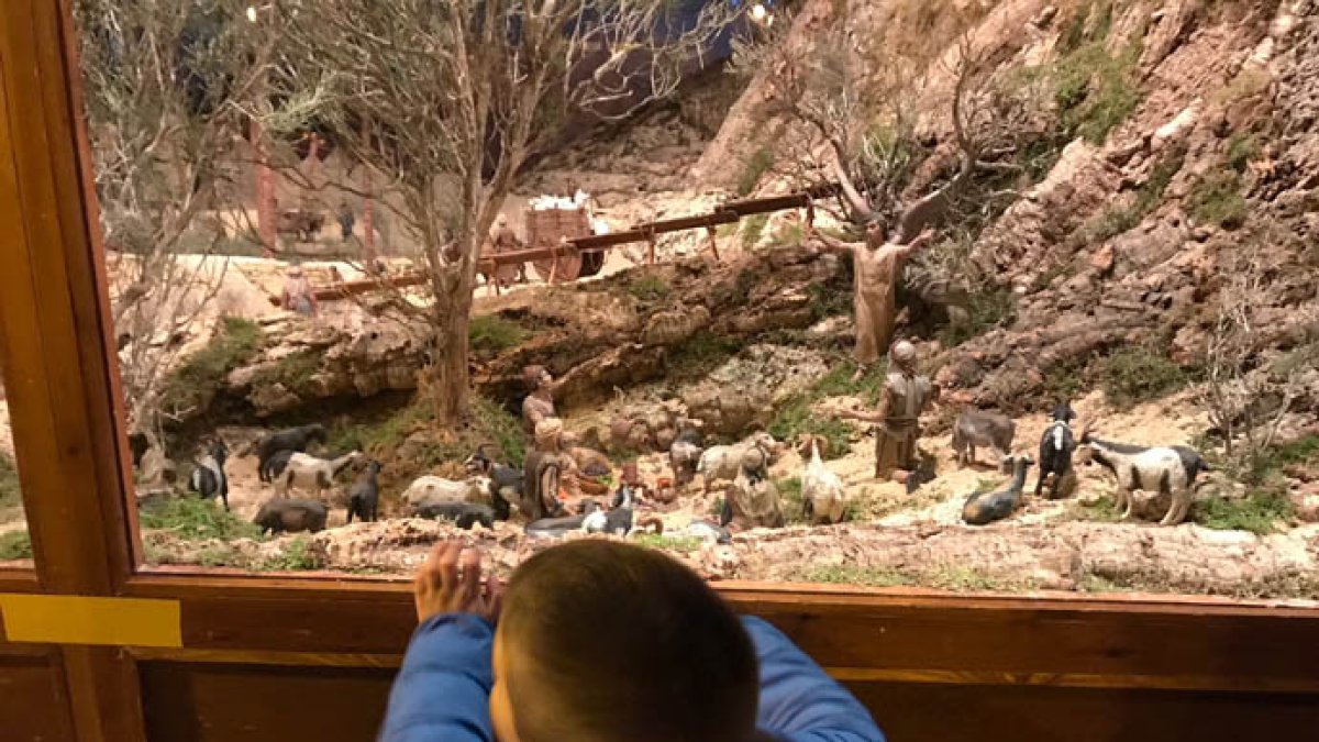 Los ilicitanos ya pueden disfrutar del Nacimiento ubicado en la Glorieta.