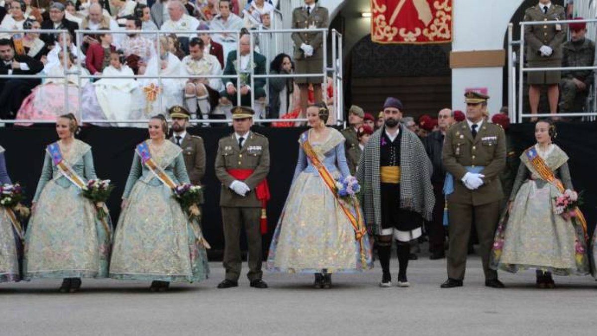 La falla de las Fuerzas Armadas y de Guardia Civil cumple su XXX edición